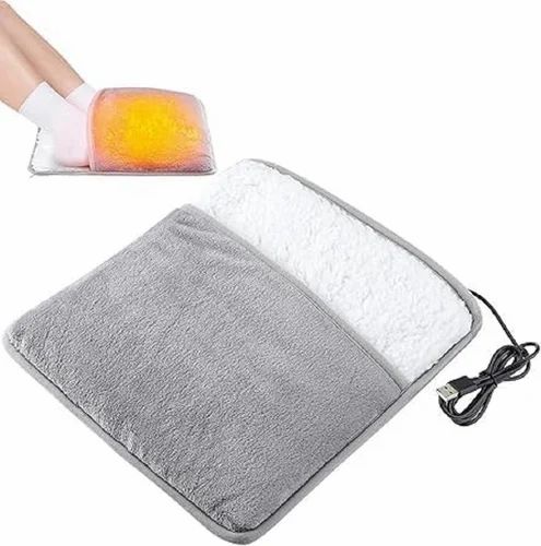 Calentador de pies eléctrico gris abierto y plano, con el bolsillo de borrego blanco y su cable USB.