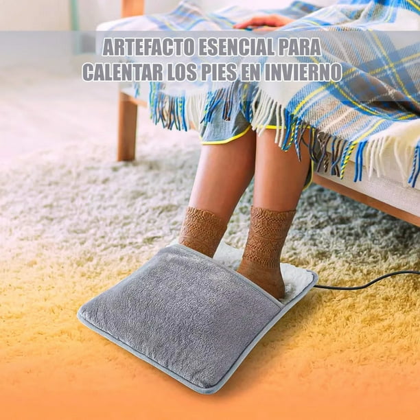 Piernas con calcetines apoyadas sobre el calentador puesto en la alfombra de un dormitorio.
