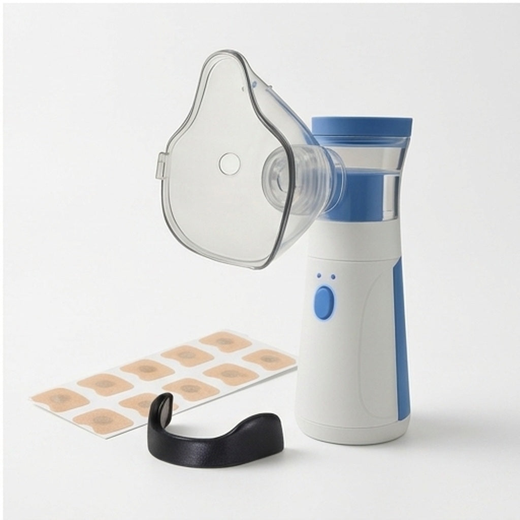 El kit en tres cuartos: nebulizador de pie, mascarilla, lámina de parches nasales y el dilatador negro.