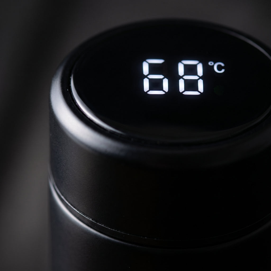 Detalle de la tapa de la botella térmica con su pantalla de temperatura encendida.