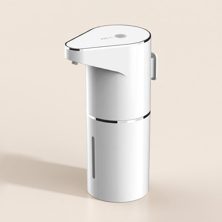 Dispensador de jabón por sensor blanco con detalles cromados, vista de tres cuartos sobre fondo claro.