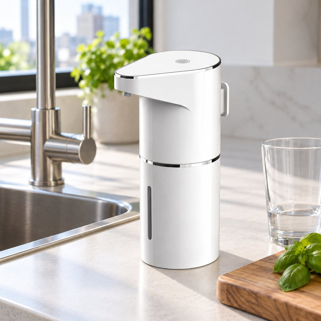 Dispensador de jabón blanco junto al lavaplatos de una cocina, al lado de un vaso para ver su tamaño.