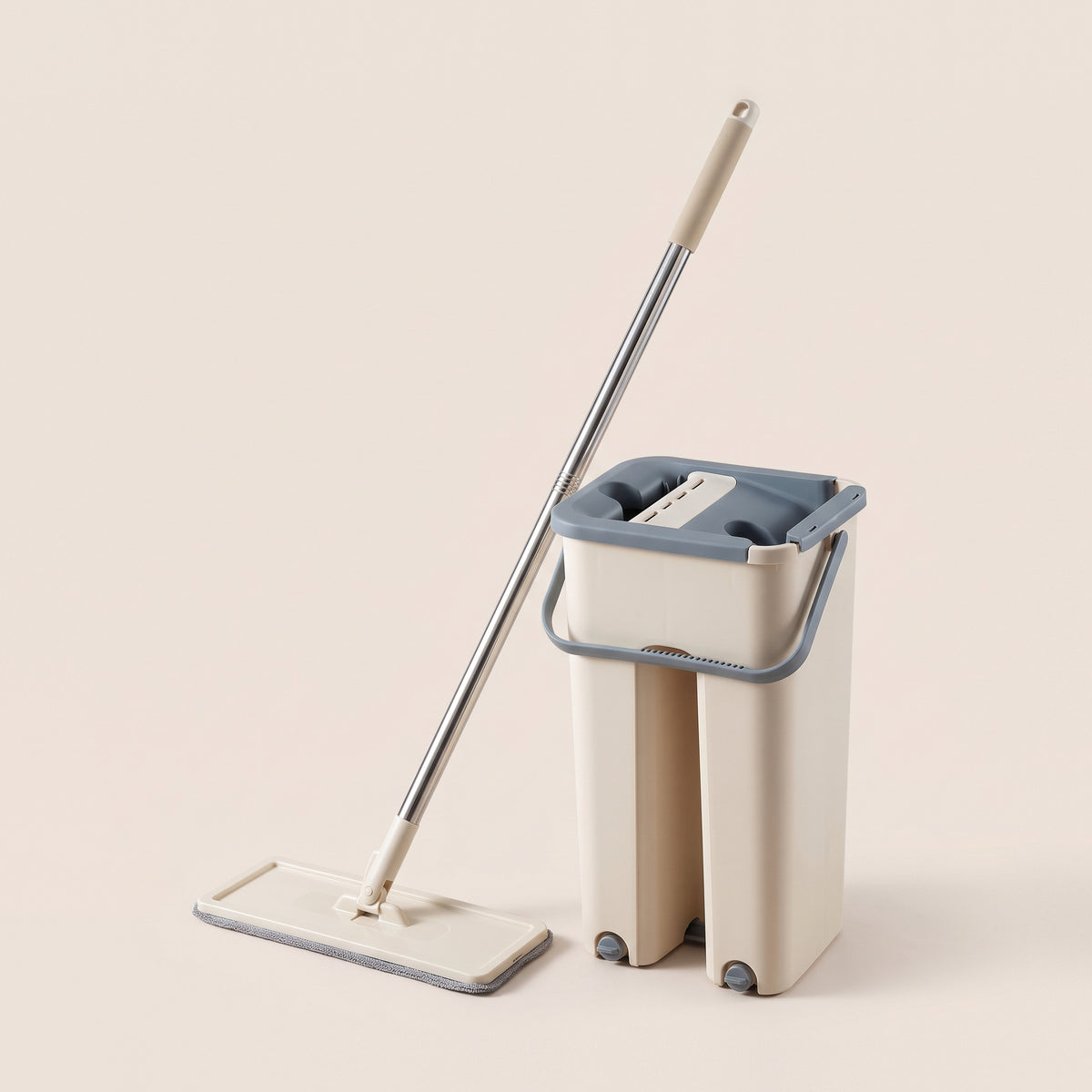 Set de mopa plana con balde beige de dos compartimentos y bandeja gris, sobre fondo blanco hueso.