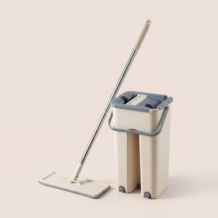 Set de mopa plana con balde beige de dos compartimentos y bandeja gris, sobre fondo blanco hueso.