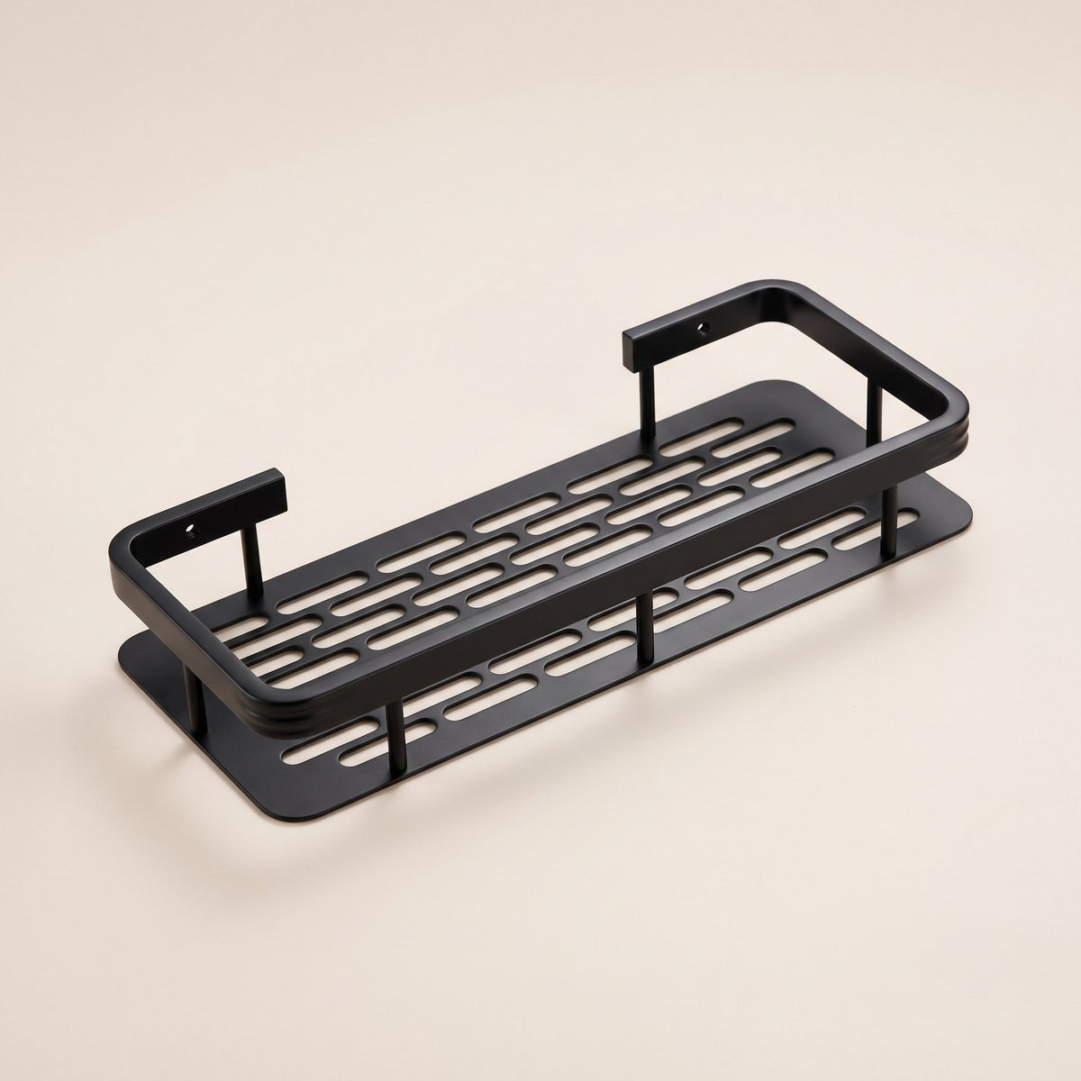 Repisa adhesiva para ducha de aluminio negro mate con base ranurada, sobre fondo blanco hueso.