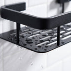 Gotas de agua escurriendo por las ranuras de la base de la repisa de aluminio negro.