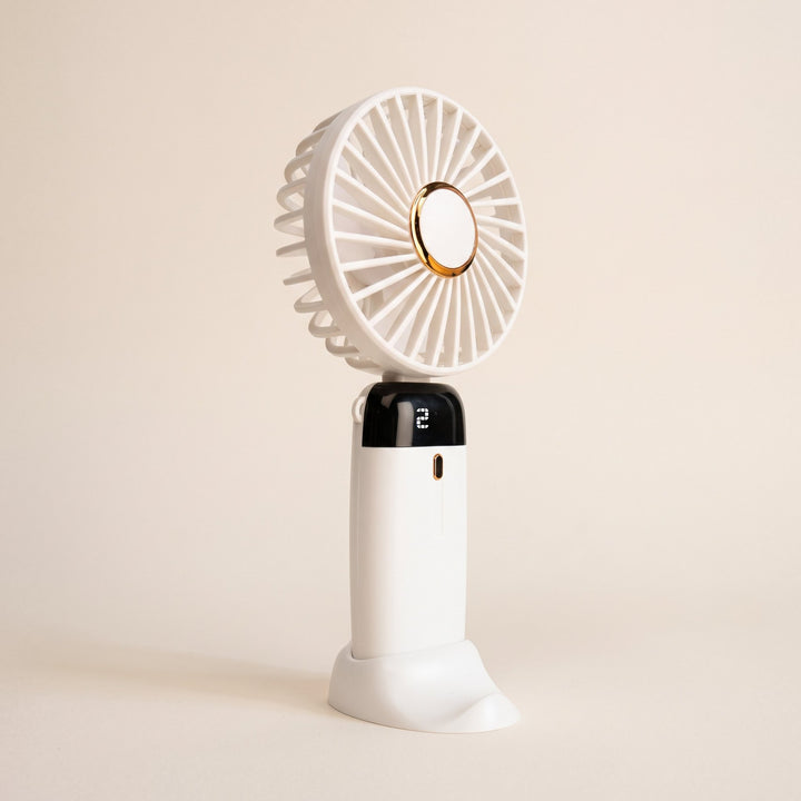 Ventilador portátil blanco con pantalla y base, sobre fondo blanco hueso.