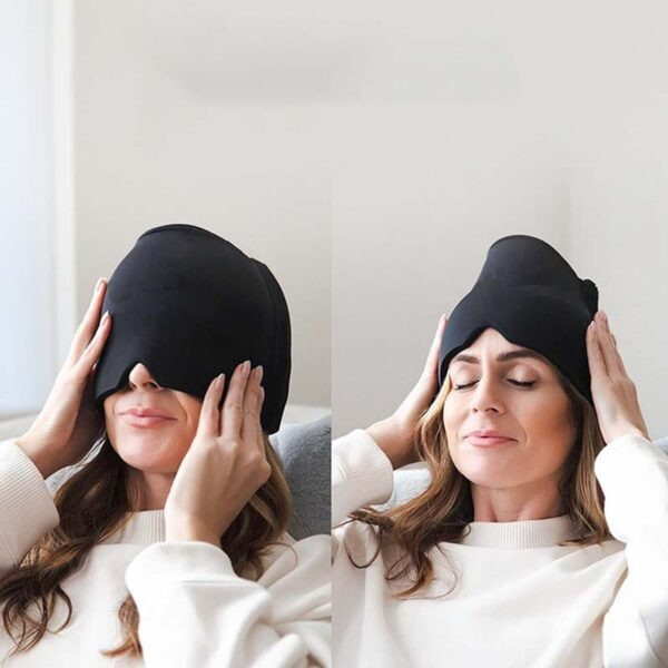 El gorro de gel en dos posiciones: bajado cubriendo los ojos y subido sobre la frente.