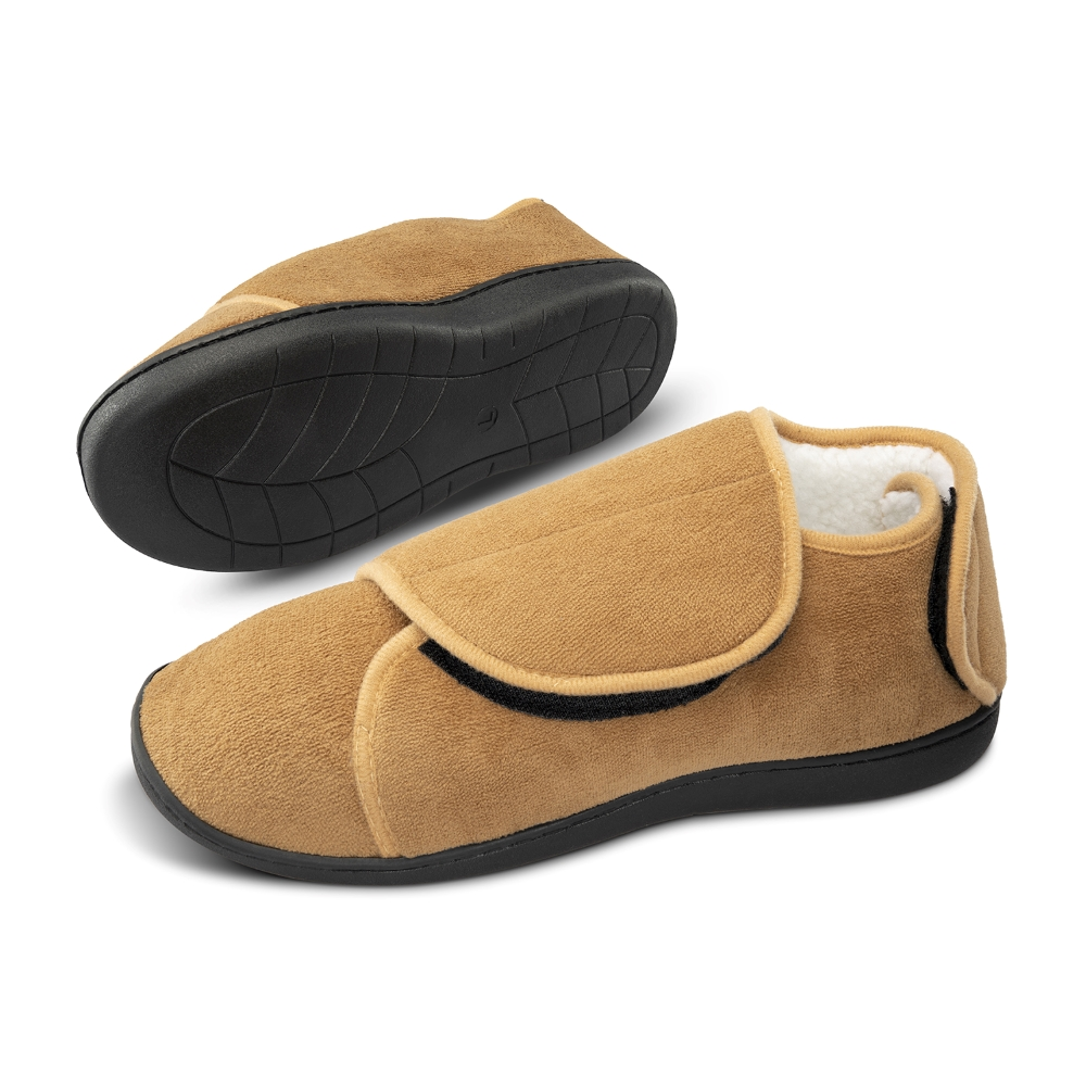 Par de pantuflas Comfy Wraps camel: una volteada mostrando la suela antideslizante y la otra de pie.
