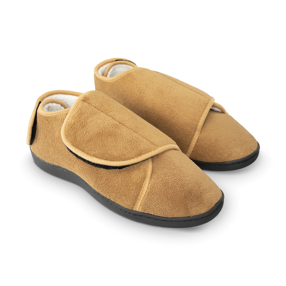 Par de pantuflas camel en tres cuartos, con la solapa cerrada y el forro de borrego a la vista.
