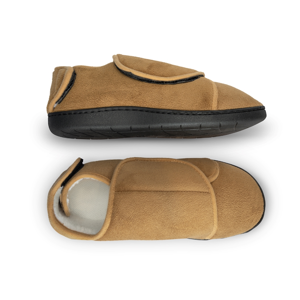 Dos vistas de la pantufla camel: de perfil con la suela y desde arriba con el interior de borrego.