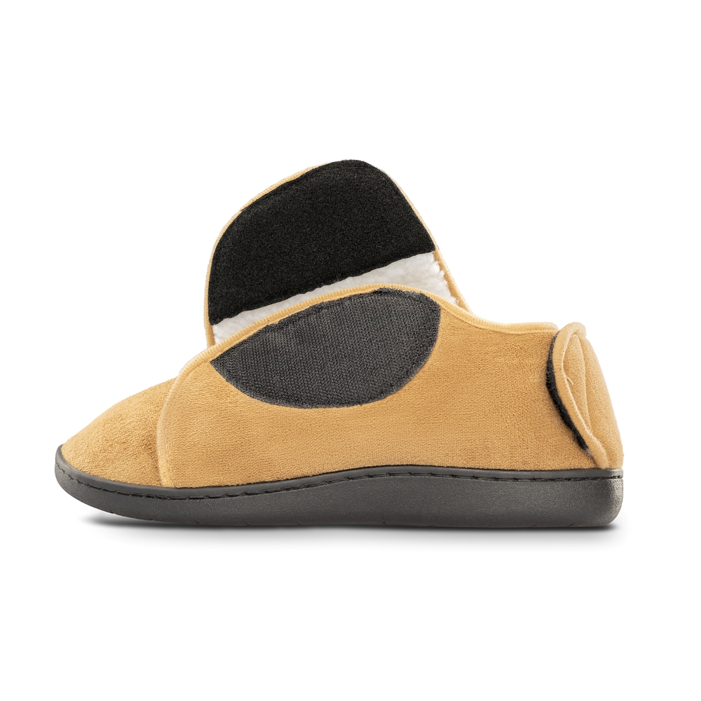 Pantufla camel de perfil con la solapa abierta, mostrando el velcro negro y el forro blanco.