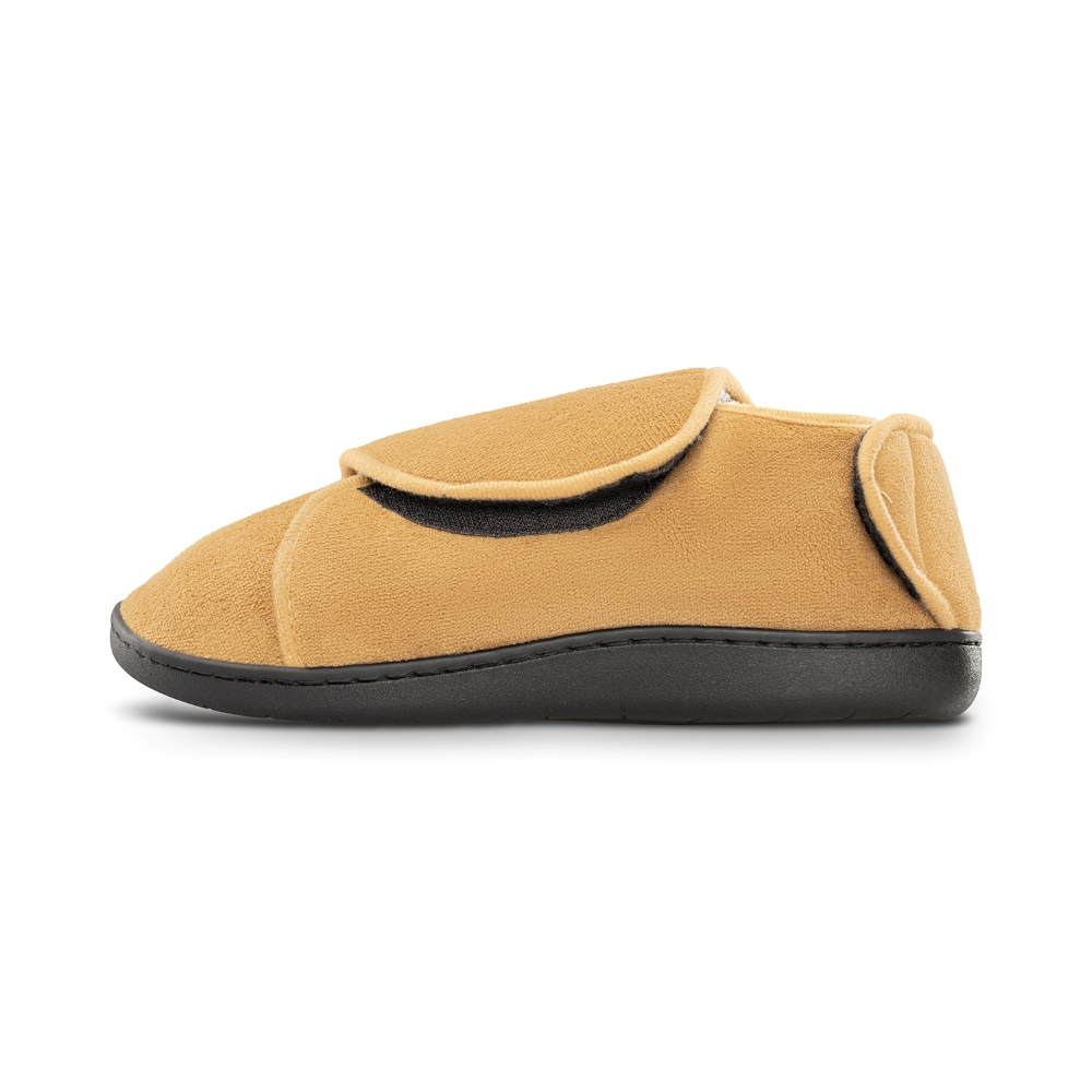Pantufla camel de perfil con la solapa cerrada y la línea de la suela negra completa.