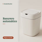 Video: la tapa del basurero automático marfil se cierra sola y se abre al acercar la mano con un papel, en una cocina.