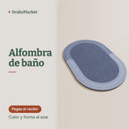 Video: pies descalzos saliendo de la ducha y apoyándose sobre la alfombra de baño azul.